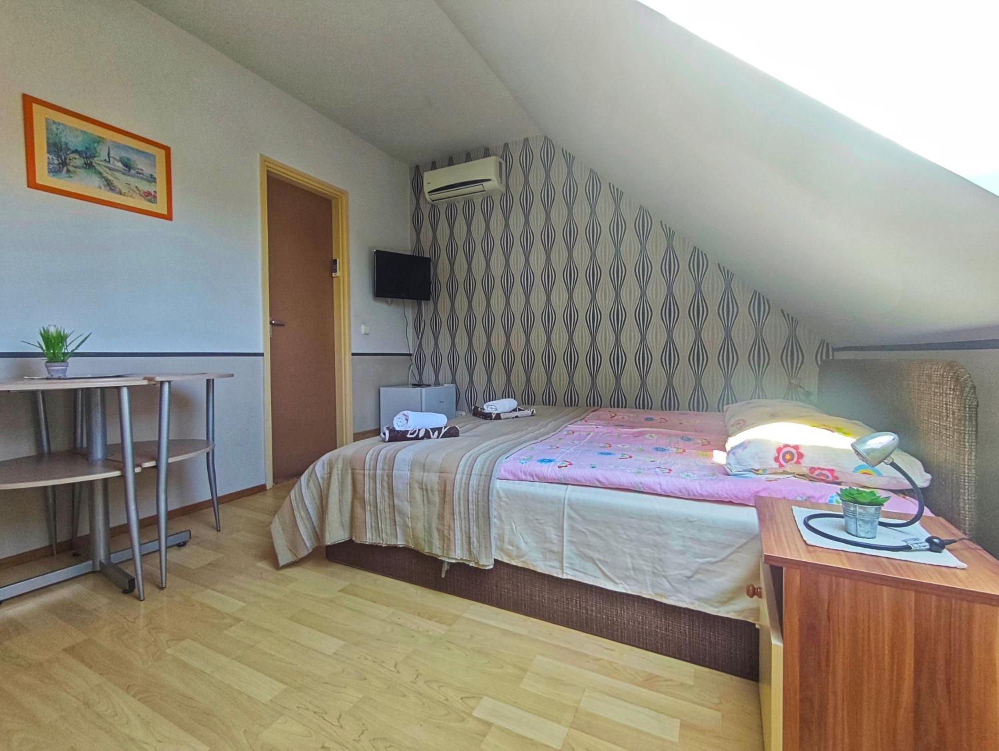 Illes Vendeghaz Hotel Keszthely Exterior foto