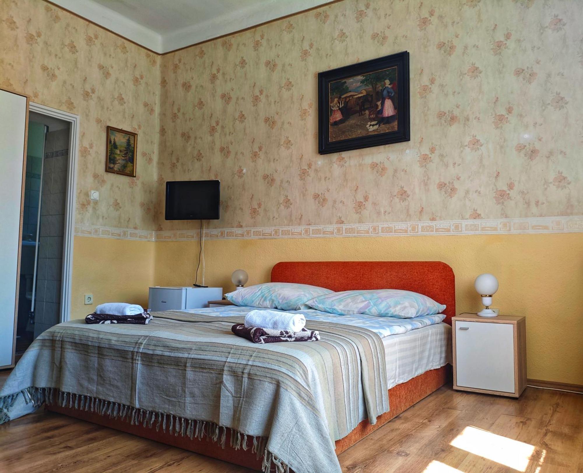 Illes Vendeghaz Hotel Keszthely Exterior foto