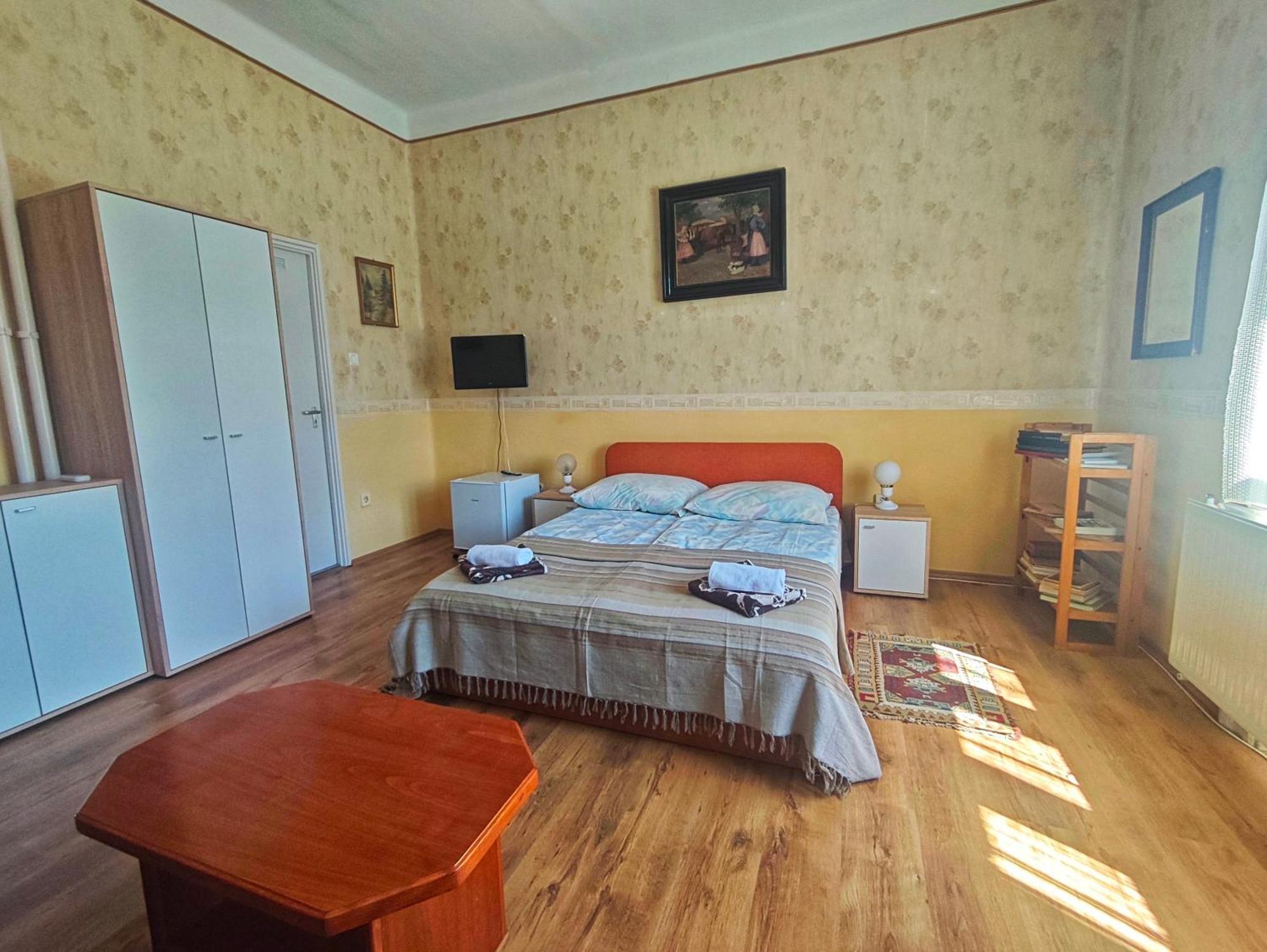 Illes Vendeghaz Hotel Keszthely Exterior foto